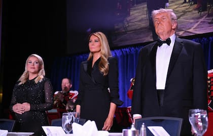 La secretaria de Prensa, Karoline Leavitt; la primera dama norteamericana, Melania Trump, y el presidente Donald Trump, en la gala de corresponsales en Washington.