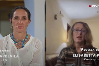 La secretaria de Redacción de Mundo, Inés Capdevila, en una conversación con la corresponsal de guerra de LA NACION, Elisabetta Piqué