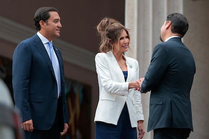 La secretaria de Seguridad Nacional de EE. UU., Kristi Noem, junto con el canciller de Honduras, Javier Bú Soto, afuera de la residencia presidencial en Tegucigalpa, Honduras