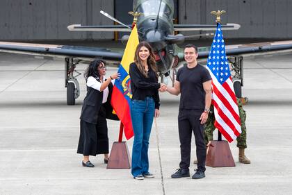 La secretaria de Seguridad Nacional de Estados Unidos, Kristi Noem, estrecha la mano del presidente de Ecuador, Daniel Noboa