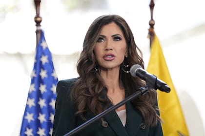La secretaria de Seguridad Nacional de Estados Unidos, Kristi Noem, ha cancelado el TPS para diversos países