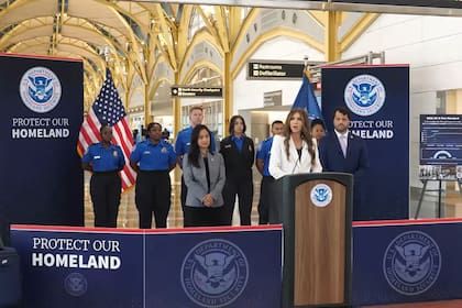 La secretaria de Seguridad Nacional, Kristi Noem, dio una conferencia de prensa desde el aeropuerto de Washington