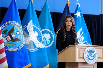 La secretaria de Seguridad Nacional, Kristi Noem, firmó el memorando que amplía las facultades de los agentes