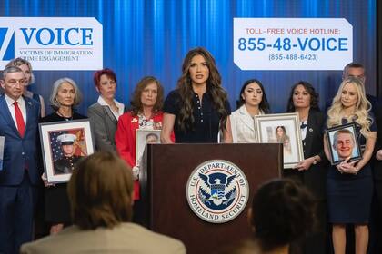 La secretaria de Seguridad Nacional, Kristi Noem, apuntó contra Joe Biden por disolver Voice