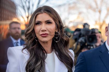 La secretaria de Seguridad Nacional, Kristi Noem, habla con reporteros en la Casa Blanca, el miércoles 29 de enero de 2025, en Washington. (AP Foto/Alex Brandon)