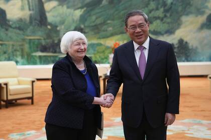 La secretaria del Tesoro de Estados Unidos, Janet Yellen, al comenzar su reunión con el premier chino, Li Qiang, en el Gran Salón del Pueblo en Beijing