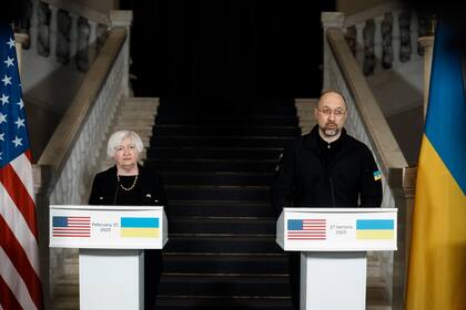 La secretaria del Tesoro de Estados Unidos, Janet Yellen, izquierda, y el primer ministro ucraniano Denys Shmyhal ofrecen una conferencia de prensa conjunta en Kiev, Ucrania, el lunes 27 de febrero de 2023. (AP Foto/Thibault Camus)