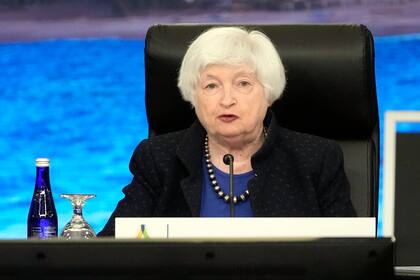 La secretaria del Tesoro, Janet Yellen, habla en una reunión de ministros de hacienda en la cumbre de APEC, 13 de noviembre de 2023 en San Francisco. (AP Foto/Eric Risberg)