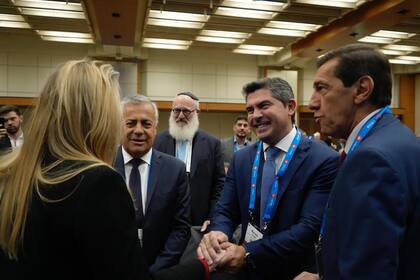 La secretaria general de la Presidencia, Karina Milei, junto con los gobernadores Alfredo Cornejo (Mendoza), Marcelo Orrego (San Juan) y Carlos Sadir (Jujuy) en Canada; de fondo observa la situación el empresario Eduardo Elsztain, accionista de Austral Gold y Challenger Gold