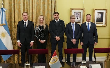 La secretaria general de la Presidencia, Karina Milei; el jefe de Gabinete, Diego Santilli; el ministro de Economía, Luis Caputo; y el gobernador de Santa Fe, Maximiliano Pullaro, encabezaron la firma del convenio mediante el cual el Gobierno nacional delega en la provincia la gestión integral de la Ruta Nacional A012.