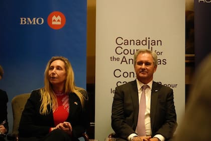La secretaria general de la Presidencia, Karina Milei, junto al secretario de Finanzas, Pablo Quirno, durante la Prospectors & Developers Association of Canadá 2025 (PDAC), la convención minera más importante del mundo