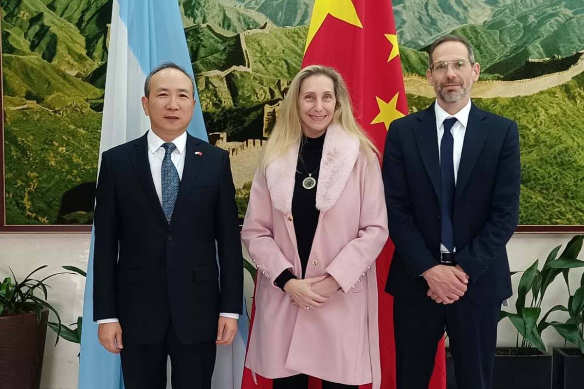 La secretaria general de la Presidencia, Karina Milei, con el embajador de China, Wang Wei, y Diego Sucalesca, presidente de la Agencia Argentina de Inversiones y Comercio Internacional (Aaici)