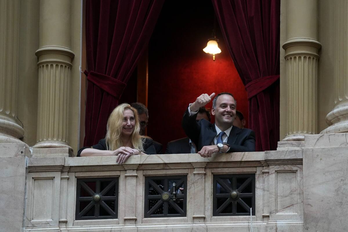 La secretaria general de presidencia, Karina Milei, junto al portavoz del Gobierno, Manuel Adorni, anoche en el Congreso de la Nación