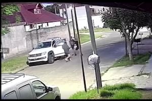 La secuencia del asalto contra el conductor de la camioneta duró pocos segundos en la calle Miguel Cané al 500