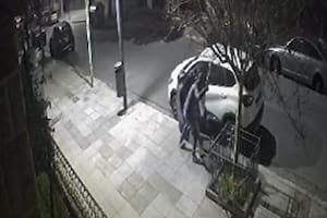 La secuencia del ataque quedó filmada por una cámara de seguridad