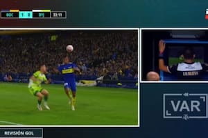 La secuencia del gol anulado por falta previa de Villa