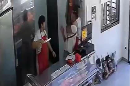 La secuencia del intento de robo quedó grabada en una cámara de seguridad de la carnicería