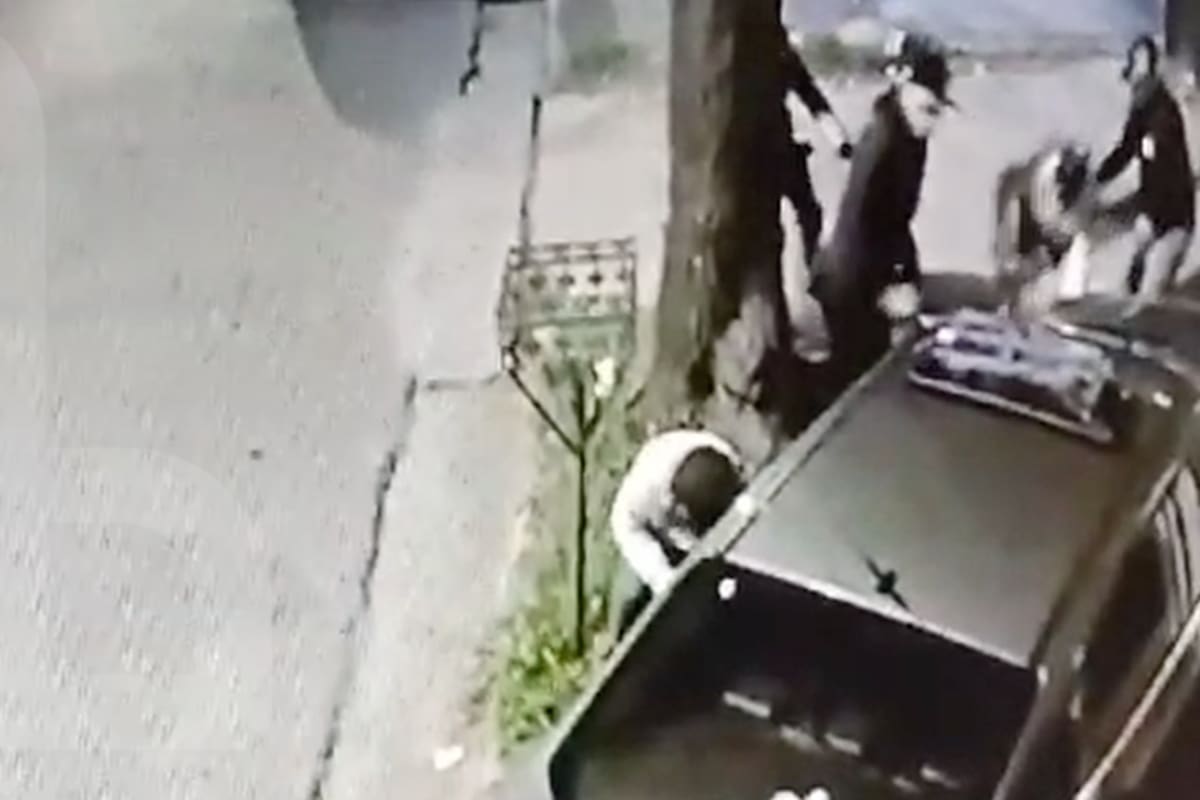 La secuencia del robo y la defensa a tiros del militar retirado fue grabada por una cámara de seguridad