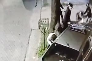 La secuencia del robo y la defensa a tiros del militar retirado fue grabada por una cámara de seguridad
