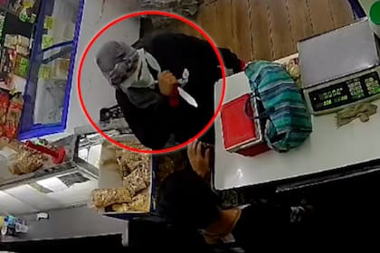 La secuencia, donde el ladrón sustrajo la plata de la caja, quedó registrada por las cámaras de seguridad del almacén en el barrio Güemes