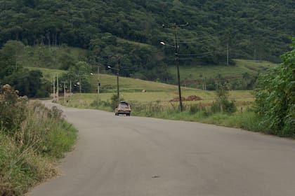 La secuencia inicial muestra parte del viaje en auto