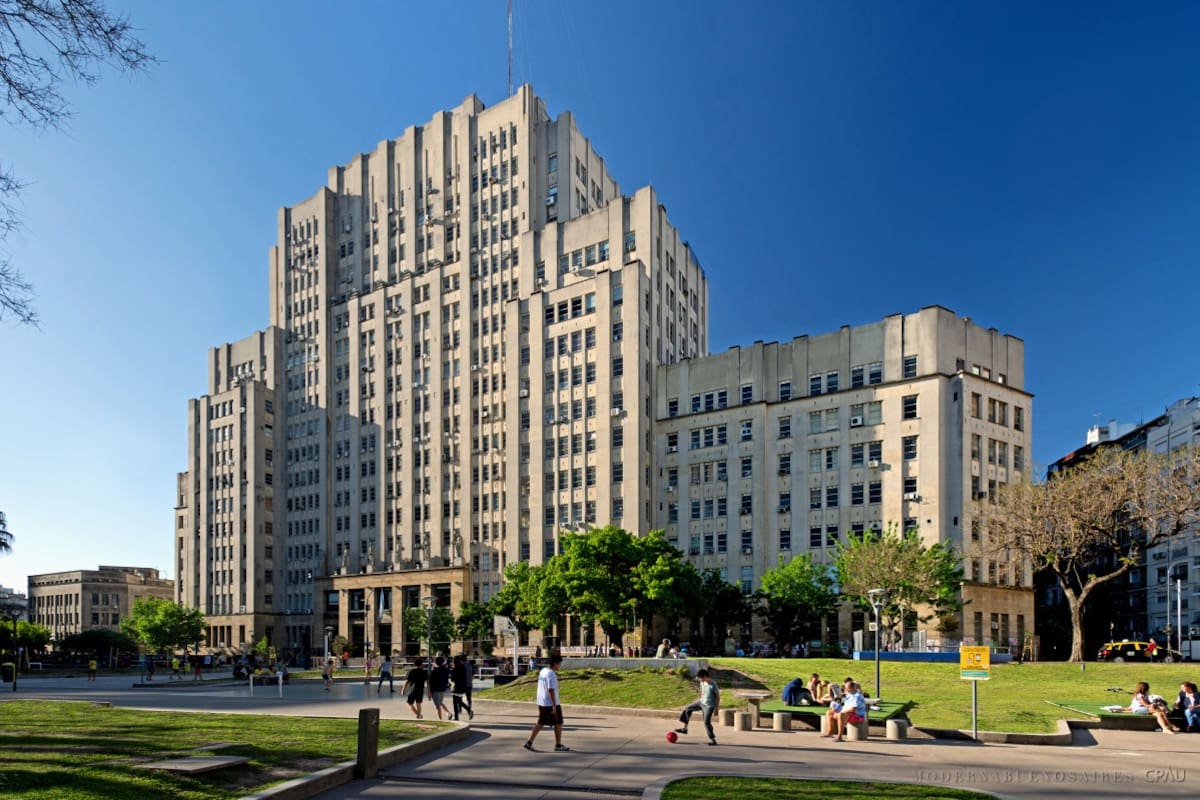 La sede actual de la Facultad de Medicina de la UBA frente a la Plaza Houssay