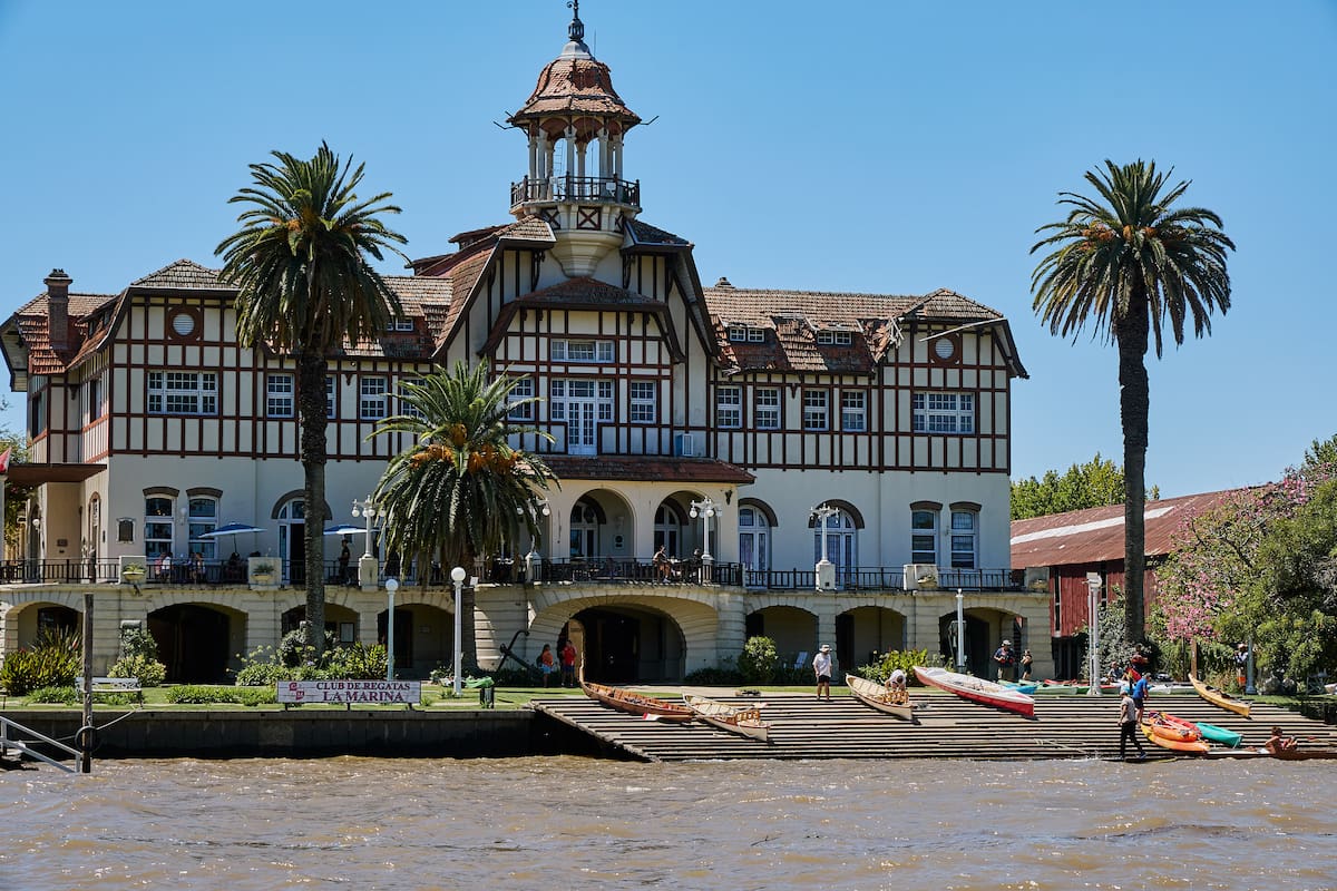 La sede actual del Club de Regatas La Marina fue inaugurada en 1927 con el presidente Torcuato de Alvear entre los invitados