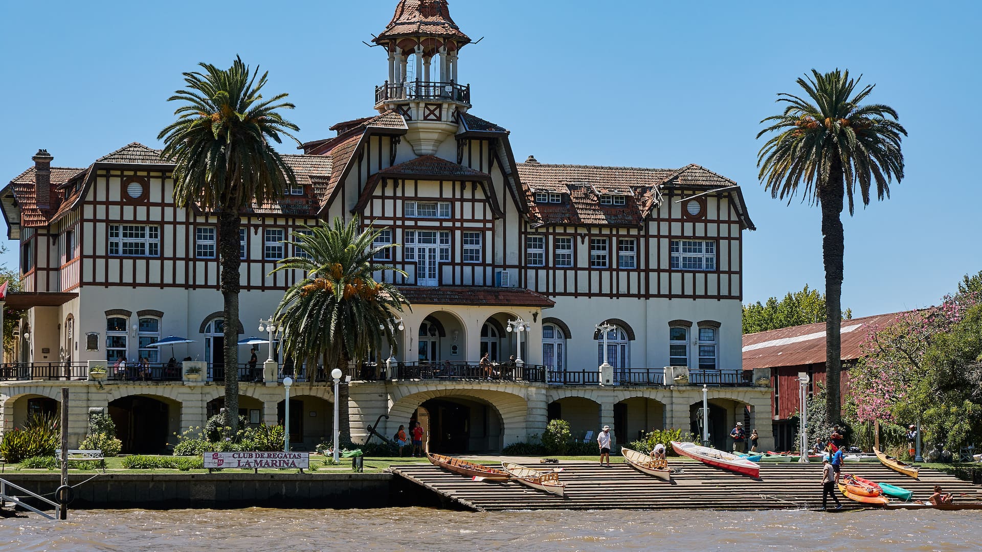 La sede actual del Club de Regatas La Marina fue inaugurada en 1927 con el presidente Torcuato de Alvear entre los invitados