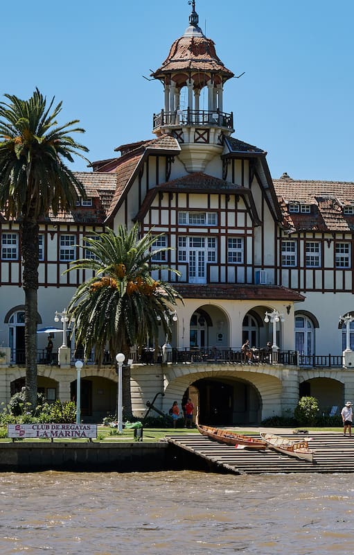 La sede actual del Club de Regatas La Marina fue inaugurada en 1927 con el presidente Torcuato de Alvear entre los invitados