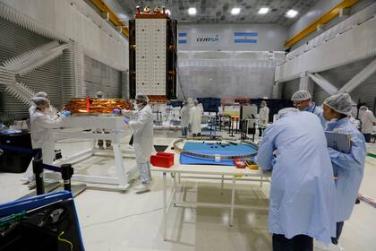 La sede central de la empresa está en Bariloche; fue creada en 1976 y emplea a 1300 personas