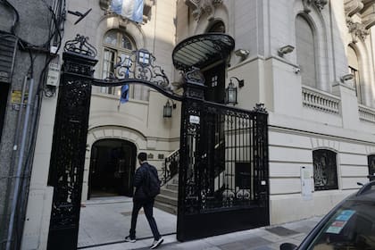 La sede central del centenario club CUBA, sobre la calle Viamonte