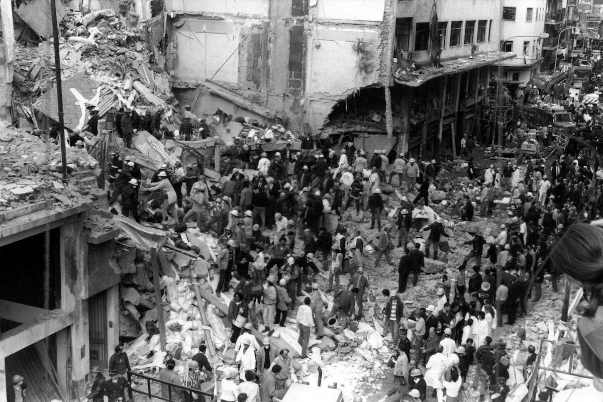 La sede de la AMIA, después del atentado, en 1994