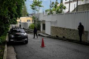 La sede de la embajada argentina en Caracas bajo asedio de las fuerzas chavistas