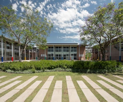 La sede de Nordelta, que se inauguró en el 2001. Es muy moderna y recibe a 800 alumnos diariamente.