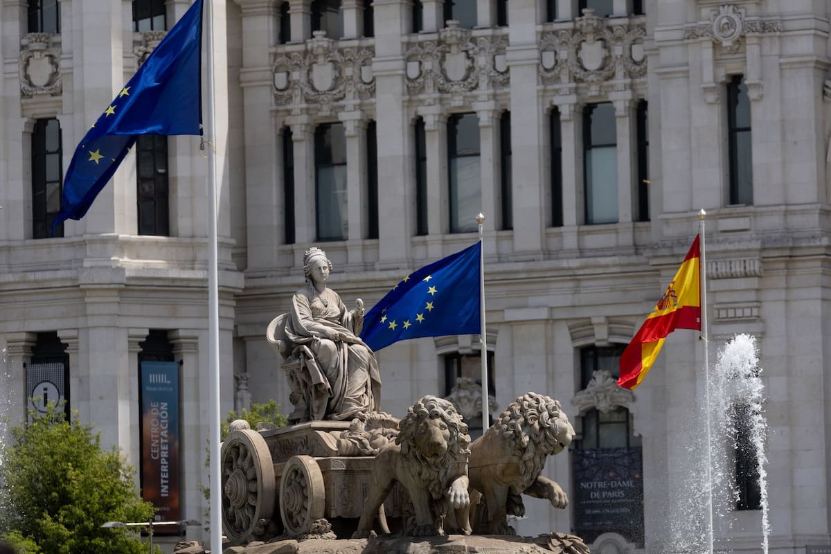 La sede del Ayuntamiento de Madrid frente a la icónica fuente de Cibeles, marco de la ciudad donde el Tribunal Supremo emitió su reciente fallo sobre deudas comunitarias