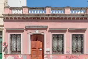 La sede del ex Museo Nacional de la Historia del Traje, en Chile 832, sigue abierta al público