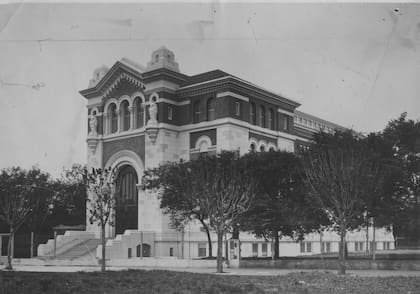 La sede del Museo de Ciencias Naturales Bernardino Rivadavia del Parque Centenario.