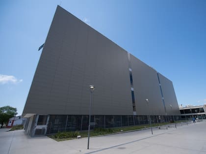 La sede está ubicada en una parte del predio que ocupaba la ex cárcel de Caseros, y fue inaugurada en 2019