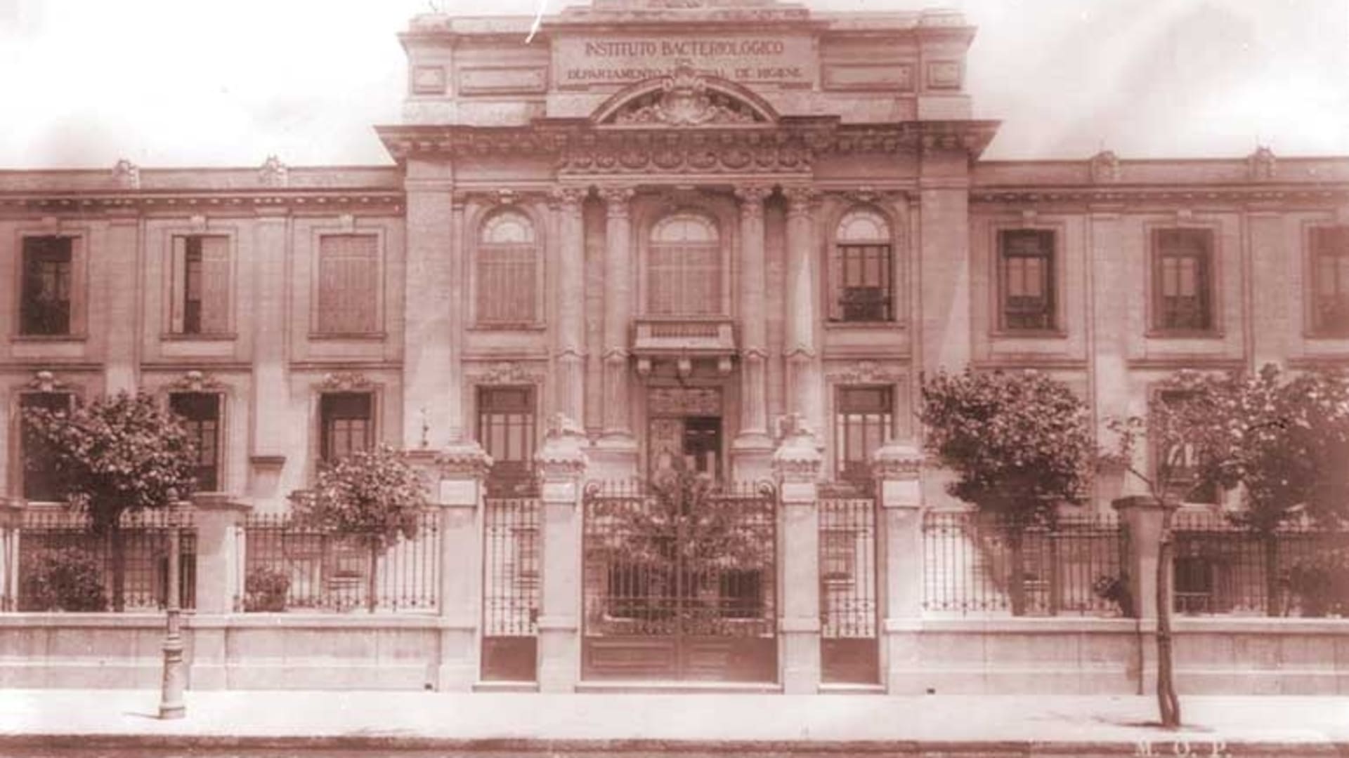 La emblemática torre de agua del predio de Barracas formó parte del complejo inaugurado en 1916, cuando nació el Instituto de Bacteriología que dio origen al actual Malbrán