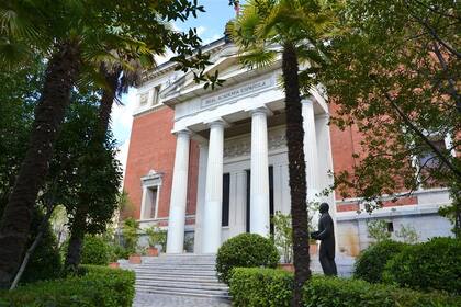 La sede principal de la academia se encuentra justo detrás del Museo del Prado