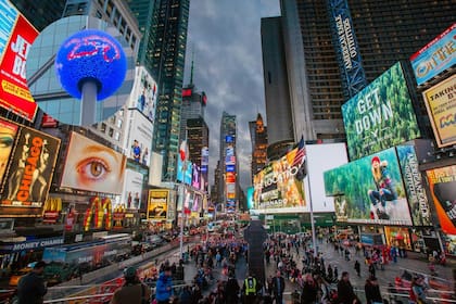 La segunda bola de Times Square se elevará después de que la primera caiga y marque el paso del año 2025 al 2026 (Unsplash/Instagram @timessquarenyc)