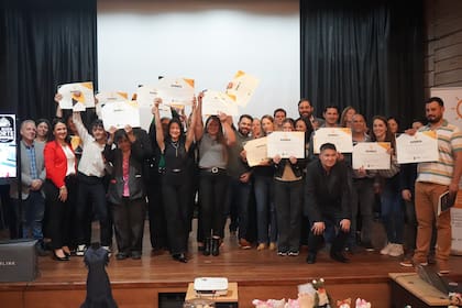 La segunda cohorte de la Escuela de Negocios y Emprendedores de Alem. "Por supuesto que no vamos a solucionar todos los problemas con una camada de emprendedores, ni dos, ni tres, pero queremos alentar a aquél que quiera intentarlo, apoyarlo, decirle que se puede", dijo Sebely