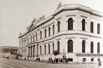 La segunda Facultad de Medicina, sobre Av. Córdoba, es la actual sede "vieja" de Ciencias Económicas.