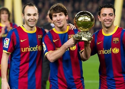 El momento en que Messi recibe el Balón de Oro en un podio que integraban también Iniesta y Xavi. La consagración de los bajitos