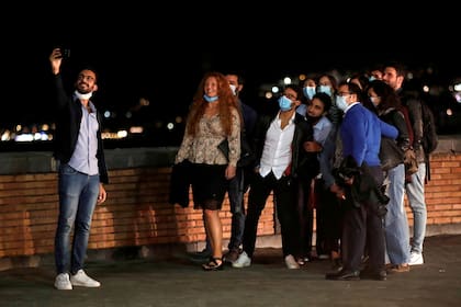 Un grupo de personas se toma una selfie en Nápoles, Italia