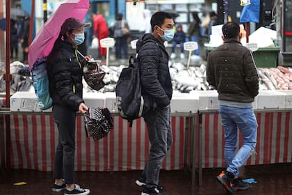 Clientes en el Lewisham Market, en Londres