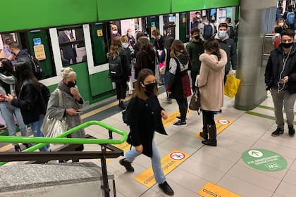 Pasajeros en el metro de la ciudad de Milán. El primer ministro italiano, Giuseppe Conte, dice que el objetivo de las nuevas restricciones en Italia que limitan la vida nocturna y la socialización es evitar otra cuarentena generalizada