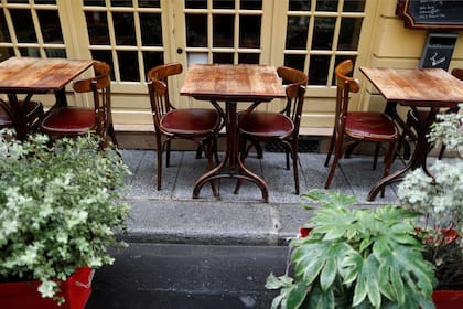 Mesas vacías en un bar de París, en Francia