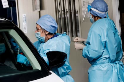Personal de la salud realiza testeos a automovilistas en el hospital San Paolo, en Milán, Italia