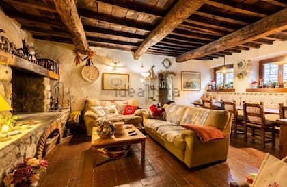La segunda propiedad cuenta con una sala de estar en la planta baja y un salón con una imponente chimenea.